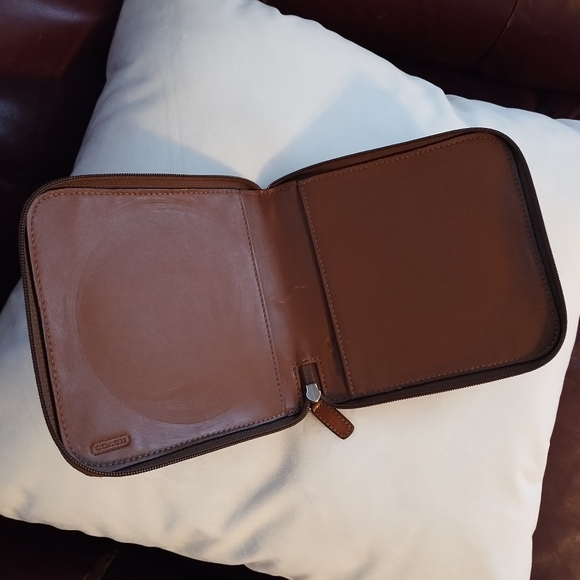 💿 Coach Case - Picture 3 of 12